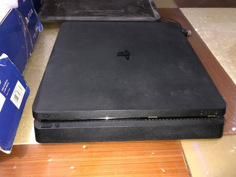 ps4 slim with 2 controller and 4+games 3