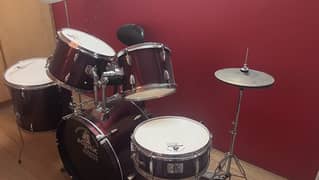 Acustic drum set 0