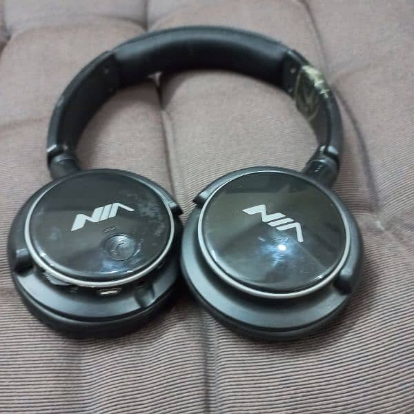 NIA Q1 headphones 1