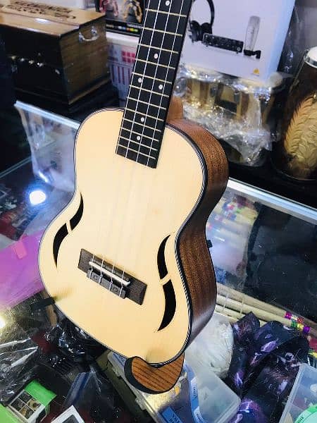 EGMOND UKELELE SPANISH BRAND 1