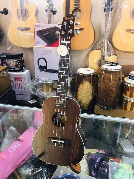 EGMOND UKELELE SPANISH BRAND 4