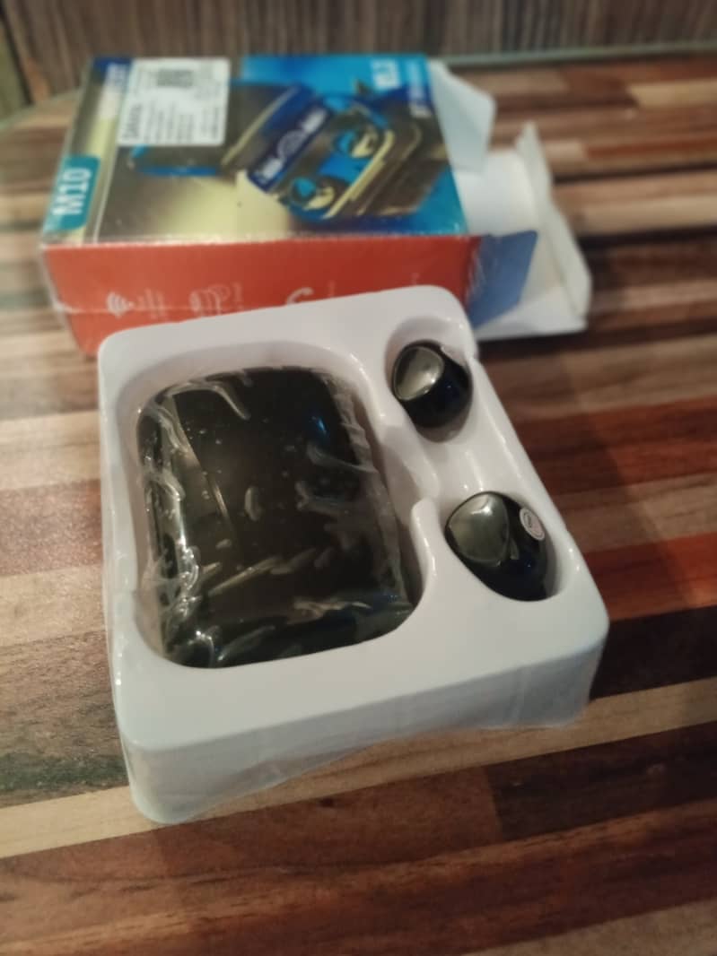 M10 earbud ( brand new condition) with one wire negotiable in( stock) 1