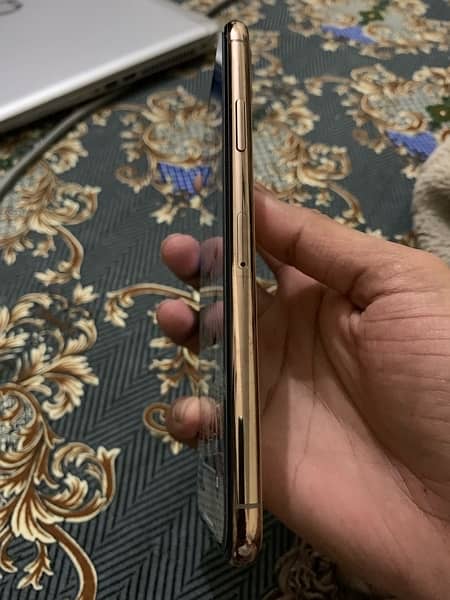 I phone 11 Pro Max 64 Gb 10 by 10 Golden 5