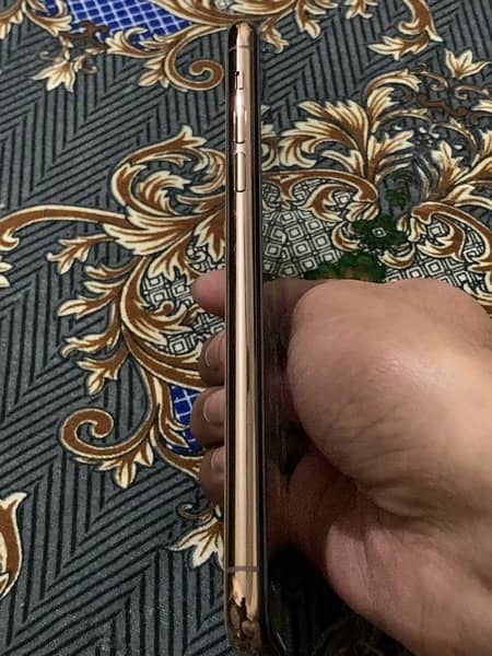 I phone 11 Pro Max 64 Gb 10 by 10 Golden 6
