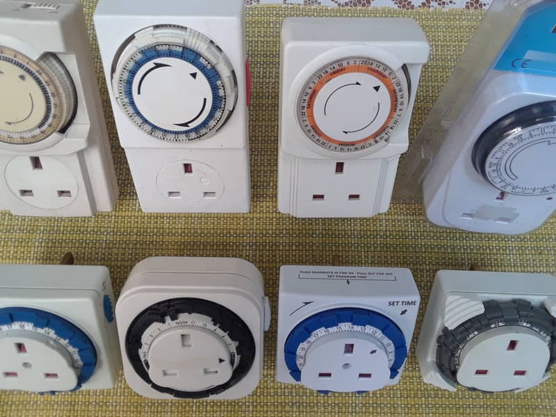 Automatic ON and OFF programmable timer plugs 1