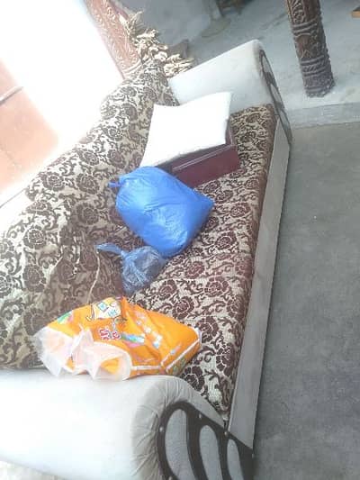 sofa hy 5 setr only 6 month use normally bhitk ma pra