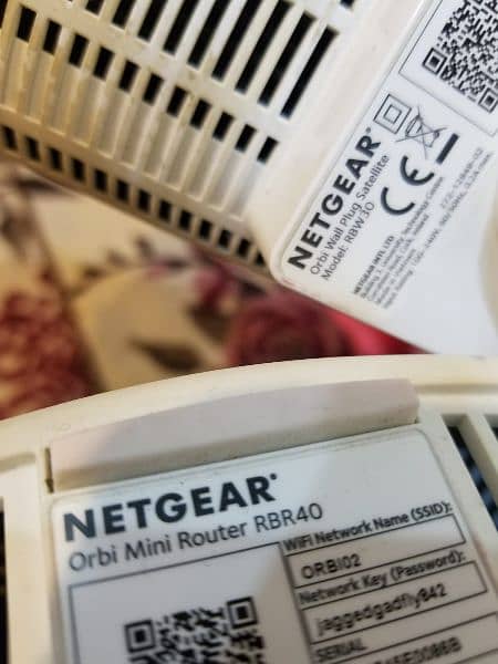 Netgear RBR40 and RBW30 Orbi mini Router 1