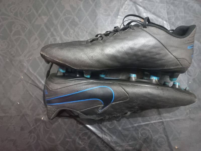 Nike Tiempo Uk 10 / Football Shoes / ground studs 1