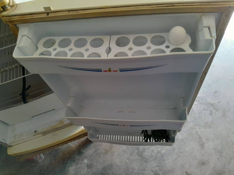 vavis  fridge 10 by 9 condition 3