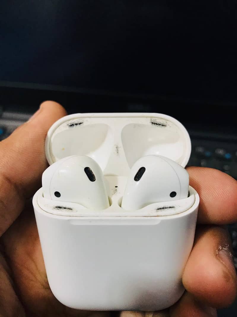Apple AirPods (2nd generation) (USED) 0