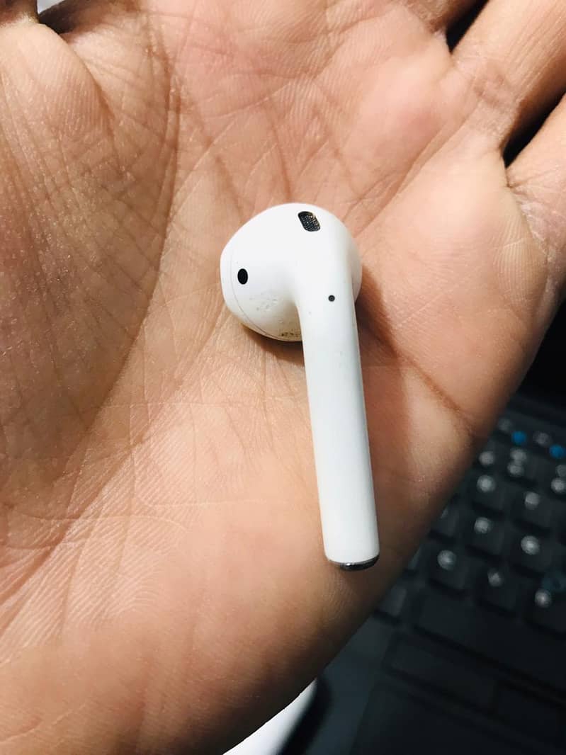Apple AirPods (2nd generation) (USED) 3