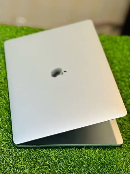 MacBook Pro 2018 15inch i9-6Core Mint Condition 93Cycle count 5