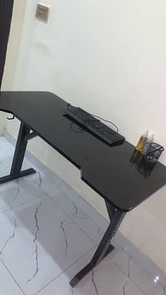 Gaming table In Good Condition