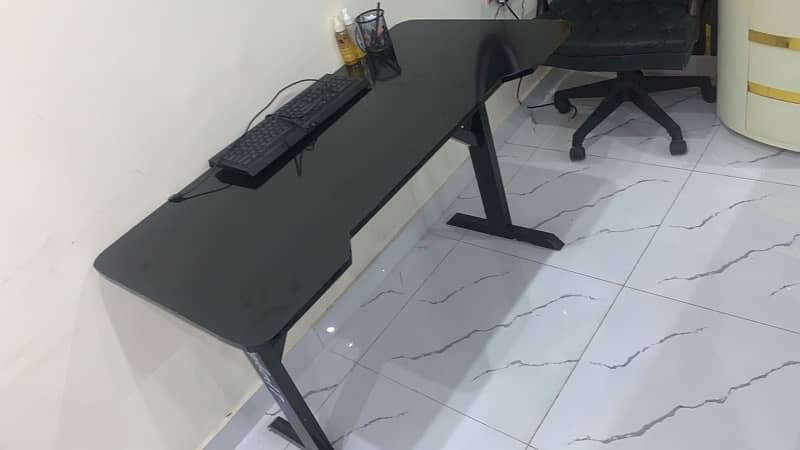 Gaming table In Good Condition 2