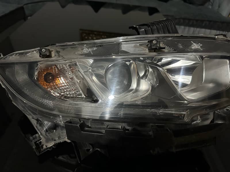 Honda civic headlight right side 2017 model 1