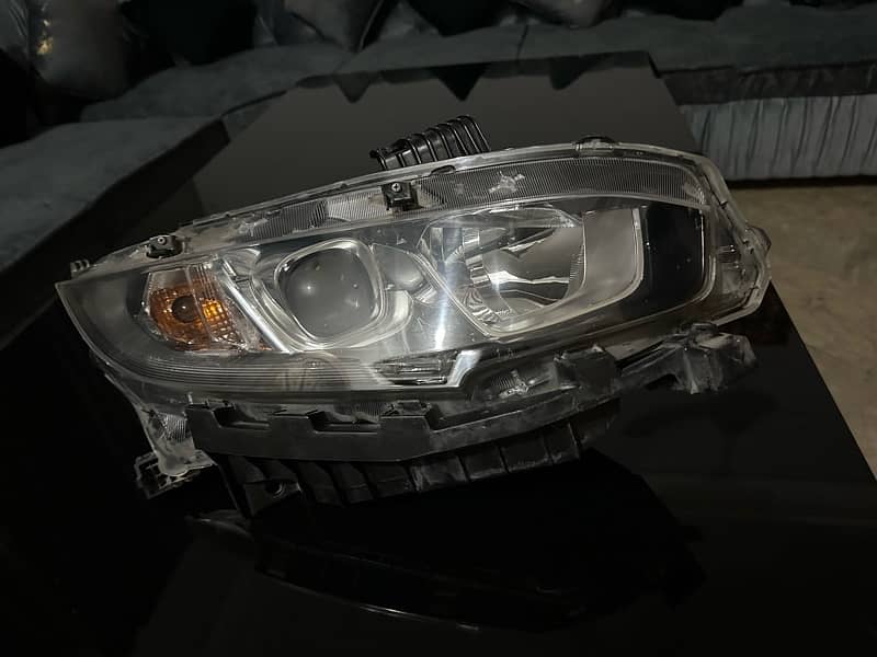 Honda civic headlight right side 2017 model 4