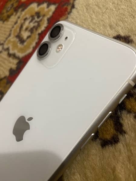 iPhone 11 factory unlocked white color SIM working. 1