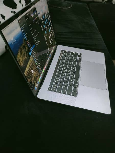 Apple Mac book pro 2019 16 inch A2141 500gb core i7 3