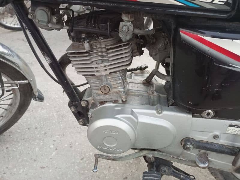 Honda 125 2015 model Lahore register in good condition. 3