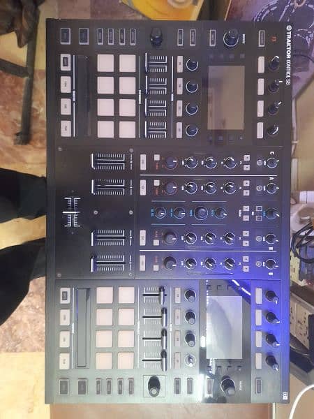 traktor kontrol s8 DJ controller 1