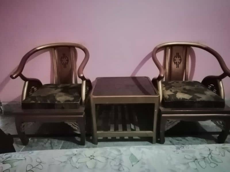 2 room chairs with center table 0