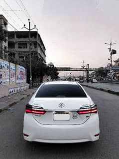 Toyota Corolla GLI super white is available