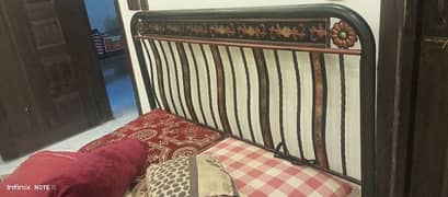 iron rod bed selling 5/6 without matress