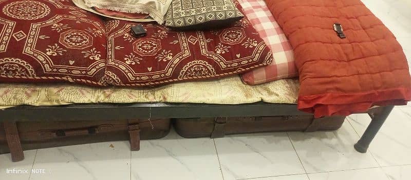 iron rod bed selling 5/6 without matress 1