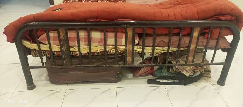 iron rod bed selling 5/6 without matress 2