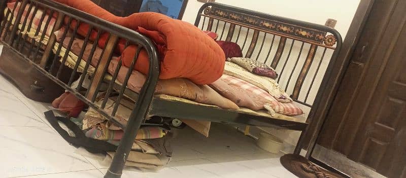 iron rod bed selling 5/6 without matress 3