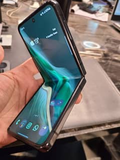 Samsung Galaxy Z flip 4 (Official PTA) 0