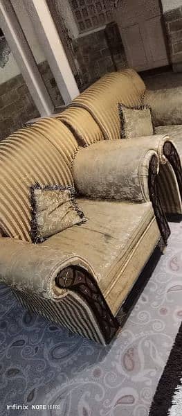 Golden 5 seater sofa set for sale. . . 1