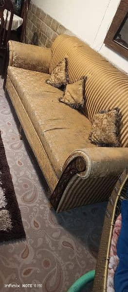 Golden 5 seater sofa set for sale. . . 2
