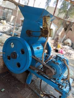 plastic crush machinery in good condition along with spinner machine .