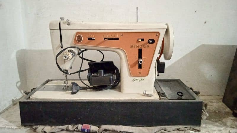 Electric Singer Sewing machine(made in Japan) 4