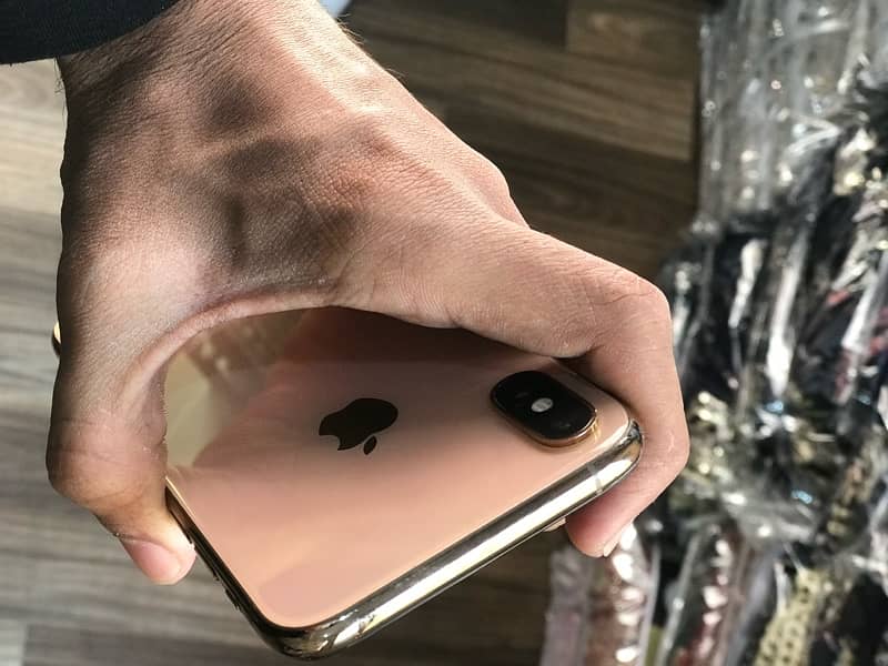 iphone xs gold  all oky just face off  4/64  time pass waly door rahy 3