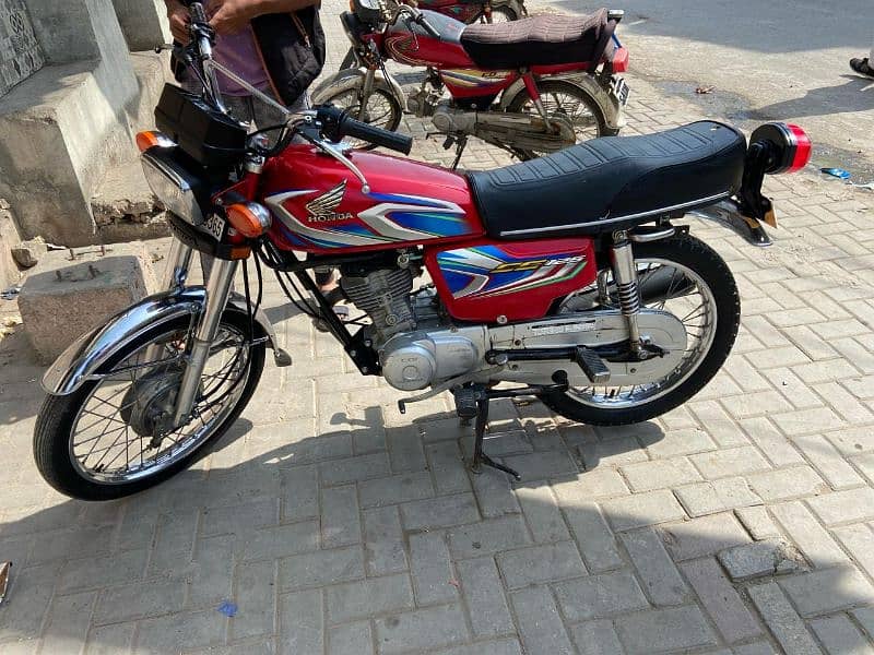 Honda CG125
one hand used
total original
completed documents 2