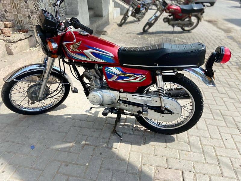 Honda CG125
one hand used
total original
completed documents 10
