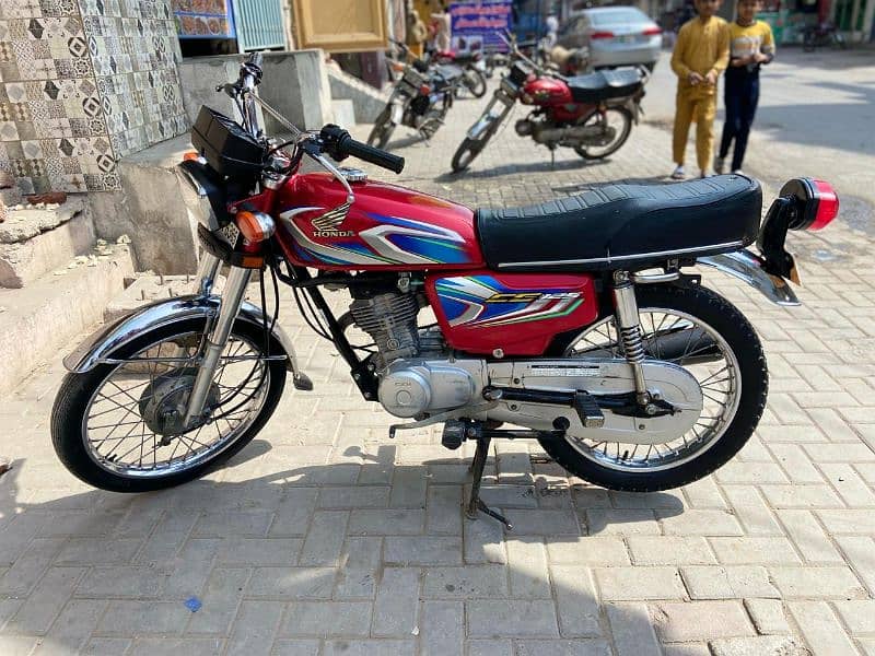 Honda CG125
one hand used
total original
completed documents 13
