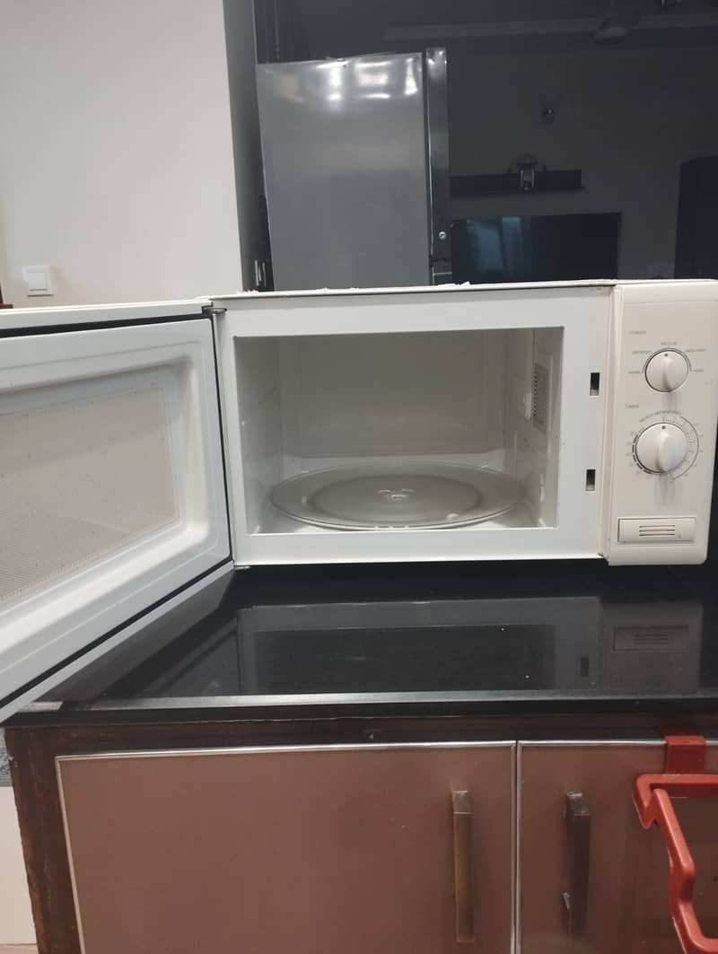 Microwave oven in perfect working condition 2