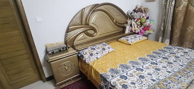 bed set with dressing 0