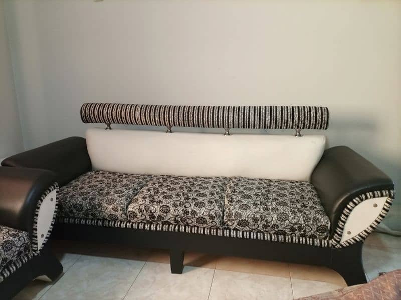 selling 5 seater sofa sets 1