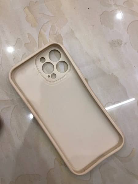 2 iphone covers in Rs. 1200 only 3