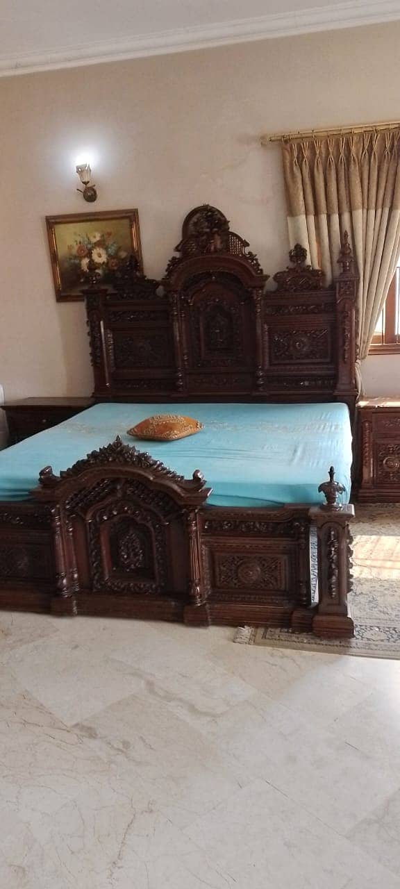 High quality Wooden king bed set. Good condition. 4