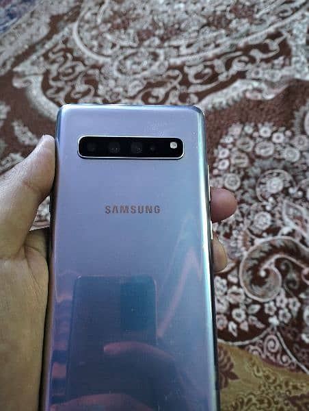 Samsung galaxy s10 plus punch 1