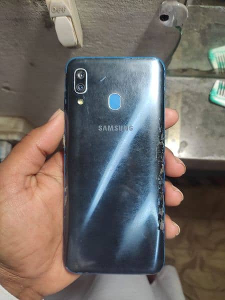 Samsung a30 4gb 64 gb all OK mobile exchange  possible 6