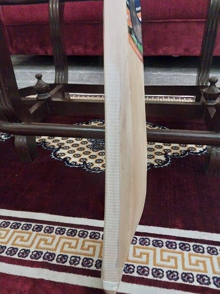 AD brand pure English willow bat with narrow grains 3