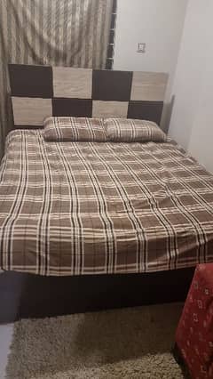queen size bed for sale in good condition: