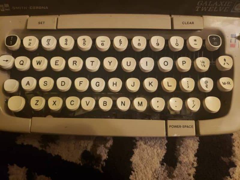 New VTG Smith Corona Galaxie 12 Typewriter 1