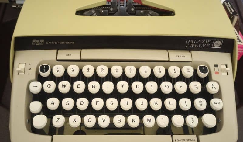 New VTG Smith Corona Galaxie 12 Typewriter 6